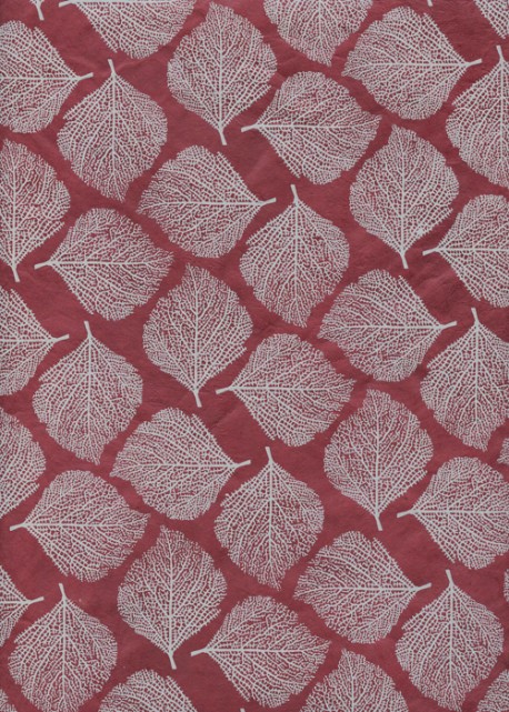 Papier lokta empreinte de feuilles gris clair fond bordeaux (50x75)