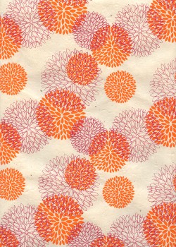 Lokta pompons orange et prune fond ivoire (50x70)